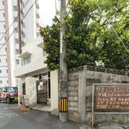 静かな崇元寺公園横の小道を入った先、民家の1階に佇む【沖縄そば　すぅ～ぎぃ～じぃ】。地元の人しか通りそうにない場所にランチタイムのみ、密やかにオープンしています。