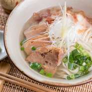 三線の音色に包まれた畳間で自分だけの時間を…澄んだコク旨スープ、三日以上寝かせた手作り熟成?。香りの青ネギに針生姜。食感の白髪ねぎに炙ったお肉、最後に花鰹が着地すれば完成…追いわさびで二度の感動を…