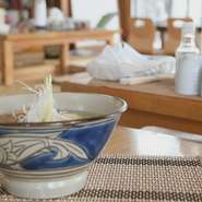 まるで田舎のおばぁちゃん家に来たような落ち着いた店内は、三線の音色が優しく迎えてくれる…広い畳間でゆったりとこだわりの一杯を食す。この瞬間は至福の時。これって贅沢な時間かも…