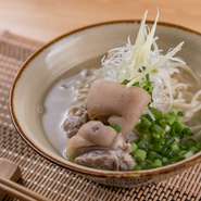 てびち好きの皆様、お待たせ致しました。丁寧に仕上げたてびち。赤肉とほど良い脂身の部分を、手づくり丸細麺に合わせました。少しらーめんのようなそばに仕上がり…ご賞味下さいませ。