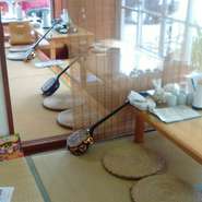 「お決まりになりましたらこの三線を鳴らして下さいね」呼び三線で楽しい雰囲気の店内は広い畳間でファミリー様にも嬉しいお座敷もあります。癒しの沖縄空間でこだわりの沖縄そばを満喫！！
