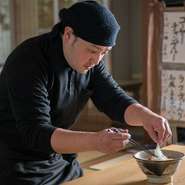 お客様にはただただゆっくりとした時間を感じてほしい、それに尽きます。お料理を出すタイミングなどお客様への間にも心配りをし、居心地の良い時間を過ごしていただけたら嬉しいですね。