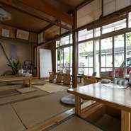 店内には三線が置いてあり、気軽に触れることができます。写真を撮ったり実際に音色を奏でてみては。タイミングが合えば、私が一曲弾くかもしれません！　より身近に沖縄を感じたい方にぜひご来店いただきたいです。