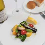 素材を活かした繊細なフランス料理が評判。シェフの我妻さんが得意だという野菜料理と、旬の食材を活かしたパスタやリゾットは、一品料理や週替わりのコース料理などでいただけます。