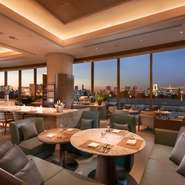 夕陽が沈みかけ空がオレンジ色に変わり始める頃、ディナータイムが始まります。街に灯がともり、華やかでロマンティックなロケーションを魅せてくれます。うっとりと眺めつつ、食事をいただきましょう。