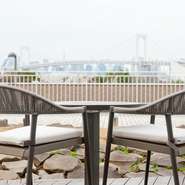 海と街が一体となった景色を眺めつつ、お腹も満たしませんか。ブッフェスタイルなので自分の好きな料理を取りながらも、互いにシェアもしながら仲睦まじく過ごす時間。ふたりの距離は、より近づいていきます。
