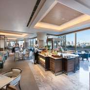 店内の席数は100を超えますが、ゆったりとしたつくりになっているため、お子様連れの家族の方も大勢訪れています。