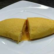 若い頃から諸先輩に「お前のオムレツはうちのホテルで間違いなく一番だよ」と褒められ腕を磨いたと伊藤シェフ。美しい紡錘形のオムレツは、中はフワットロッの半熟。料理の鉄人に憧れたシェフの真骨頂が光ります。
