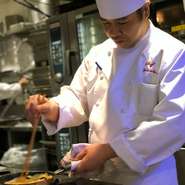 「お客様をもてなすということは、自分自身の両親の最後の食事だと思ってつくらせていただくこと」と伊藤シェフ。常に、ゲストの喜ぶ顔を考えて一皿の料理を提供する料理人としての覚悟がうかがえます。
