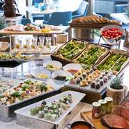 どこにも負けない夜景はもちろんですが、通年提供されるローストビーフは、さまざまなフェアに合わせて、調理法やソースも変えるなど、何度訪れても楽しめる人気料理。ブッフェでもいつもいただくことができます。
