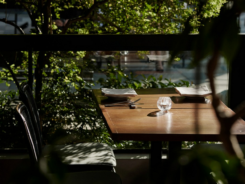 広いテラス席も！　都心にいながら緑に囲まれた静寂空間で憩える