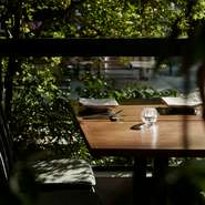 ウッドデッキにゆったりとテーブルを配したテラス席は、まさしく都会のオアシス。緑の木々を間近にして、心地いい陽光を感じながら、一汁三菜からなる“世界一のブランチ”などを満喫できます。