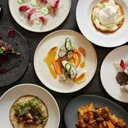 スタイリッシュな空間・東京の“今と未来”を五感で体感できる料理は、大人のデートをいっそう楽しく彩ります。