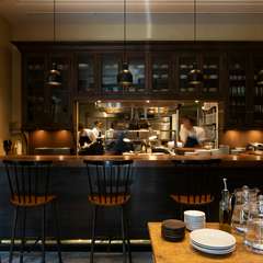 まるで自宅に招かれたような雰囲気で温かみのある空間