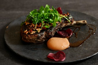 AUS産 骨付き仔羊背肉のロースト