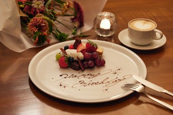 デザート盛合せプレートにメッセージを書き、花火を添えてご提供するアニバーサリープレートが付いたプラン
