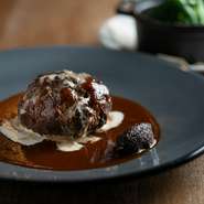 ・ご予約当日
当日15分以上ご連絡やご来店がない場合はキャンセル扱いとし、当日キャンセルはご予約料金の100％を頂戴します
アレルギー食材がございましたら詳細までご記入ください（例：甲殻類アレルギーですがお出汁は可能、貝類が苦手等）
※記載がない場合、重篤なアレルギーはご対応致しかねる場合がございます
※季節や食材の仕入状況により内容を一部変更する場合があります
※価格には消費税およびサービス料が含まれます