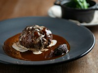 シェフ渾身の100％ビーフの炭火焼ハンバーグと芳醇な黒トリュフの風味をご堪能ください。
