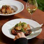 ・ご予約当日
当日15分以上ご連絡やご来店がない場合はキャンセル扱いとし、当日キャンセルはご予約料金の100％を頂戴します
アレルギー食材がございましたら詳細までご記入ください（例：甲殻類アレルギーですがお出汁は可能、貝類が苦手等）
※記載がない場合、重篤なアレルギーはご対応致しかねる場合がございます
※季節や食材の仕入状況により内容を一部変更する場合があります
※価格には消費税およびサービス料が含まれます