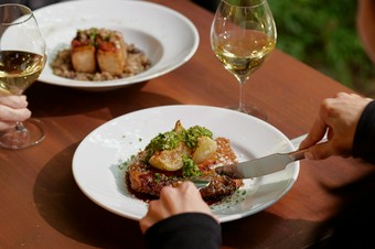 バーガー、サラダボウル、魚や肉、など旬な食材を使った全5種類からメインを選ぶ平日限定ランチです。