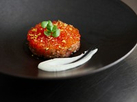 当店のスペシャリテ。8名までご利用できる完全個室もございます。