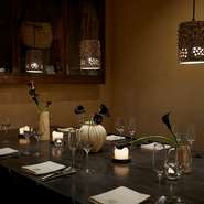 利用の際は10,000円の個室使用料(サービス料、税込)がお掛かり致します。個室席はダイニングコースorリビングコースのみのご案内になります。