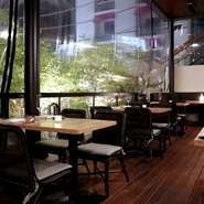 アートやインテリアにもこだわった、温かみのあるプライベートダイニング空間。