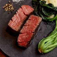 但馬牛など国産黒毛和牛の乳牛を1カ月ほど熟成。脂身が少なく、熟成した赤身肉を絶妙な火入れで仕上げるので、柔らかさと風味、ヘルシーでありながら凝縮感のある旨みが極上です。焼き加減は、レアがおすすめ。