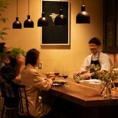 お1人様でもカジュアルに立ち寄れるカウンター席