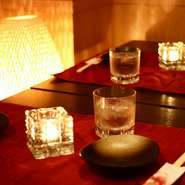 落着いた空間でお楽しみ頂く日本酒と創作和食。是非デートの最後にお越しください。