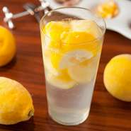 国産の新鮮なレモンを丸ごと凍らせ、贅沢にも氷の代わりにたっぷり使用。そのため時間が経ってもお酒が薄まることがありません。さわやかな香りと濃厚な味わいのサワーです。