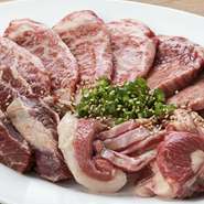 ロース・カッパ・タンシタ・バラ・ハラミの5種類を、一皿にどっかりとまとめてご提供。濃厚な肉の旨みややわらかな食感など、さまざまな肉の部位を一皿で存分に楽しめます。