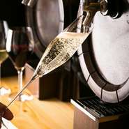 グラスに注いだ瞬間、初めてワインが空気と光に触れる樽生ワイン。はじけるフレッシュ感が絶品です。