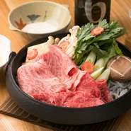 良質の飼料で育つ高品質な北海道十勝牛や、おいしい肉の血統を大切にする鹿児島黒毛和牛などを料理によって使い分けています。また、お豆腐は自家製。産地直送の安心野菜と一緒に多彩な肉料理をご堪能ください。
