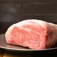 お肉料理専門店ということもあり、Ａ5ランクの高級なお肉を使用しています。この上質なお肉は、ドイツやスイスなど海外で経験を積んだ一流のシェフが、お客様に満足していただける様調理し提供します。