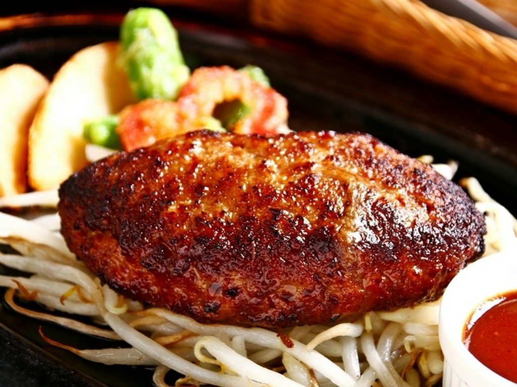 ふじおか牧場で育てられた、黒毛和牛を使った合挽きミンチをたっぷりと使用『花杏豆ハンバーグ』