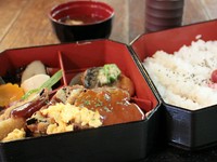 蓋を開き、思わず感嘆の声があがる、ランチの一番人気『花杏豆弁当』