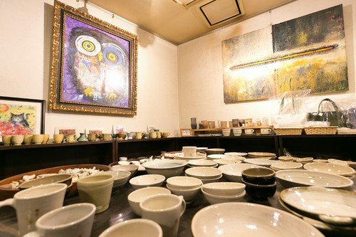 販売もされている形も風合いもさまざまな陶器