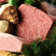 「松阪牛」「飛騨牛」「近江牛」「神戸牛」「仙台牛」など全国各地から最高の牛を選び抜きます。 和とフレンチの料理人が「肉割烹スタイル」で織りなす肉料理です。