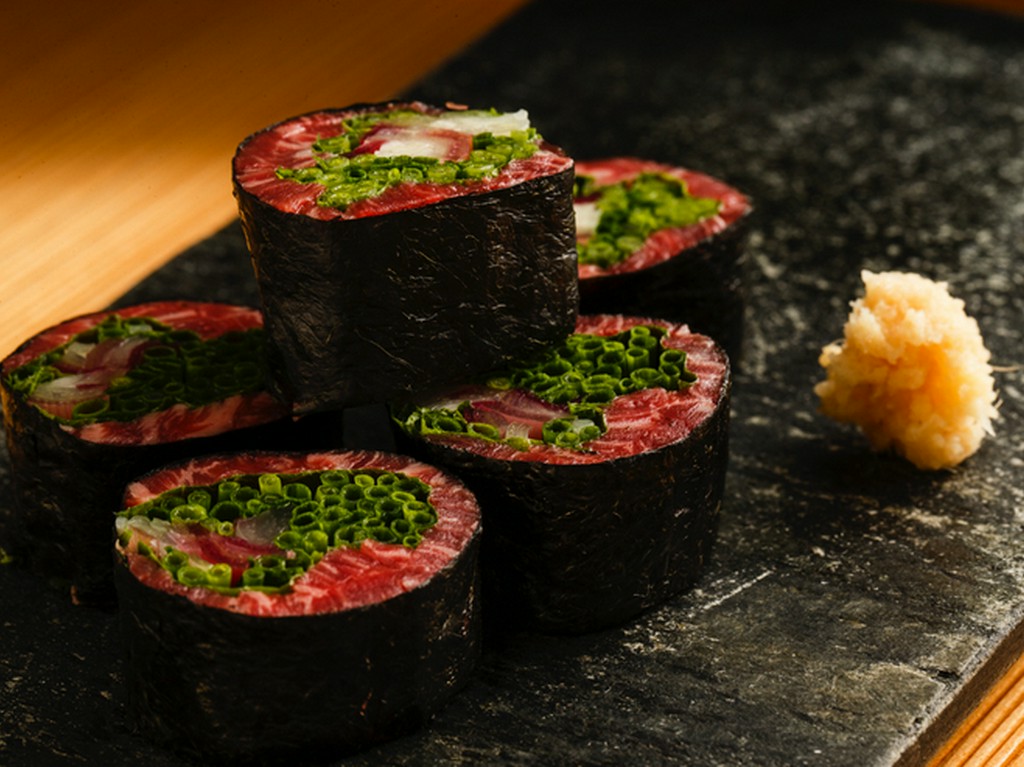 和牛の赤身と薬味を国産海苔で巻き上げた"海苔巻き"