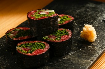 和牛の赤身と薬味を国産海苔で巻き上げた"海苔巻き"