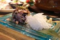 朝どれの地鶏を食べやすく薄切りにした、しせんのお勧め一品