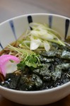 温かい蕎麦に焼きのりをまぶした蕎麦です。
カツオの出汁と焼き海苔の香りがマッチ☆