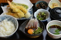 南予の鯛飯と天ぷら盛合せがセットになったお得な定食。