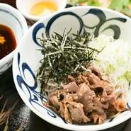 日本蕎麦のかえしにラー油を足したつゆが特徴のひと品。つるりとコシのある食感が食欲をそそる更科系の二八蕎麦を使用しています。かえしで煮込んだ牛肉や白髪ねぎに海苔と白ごまをのせたボリューム感ある逸品です。