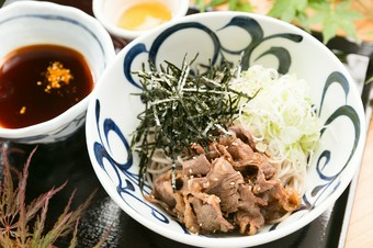 蕎麦のかえしにラー油が効いてピリッと美味しい『辛肉つけそば』