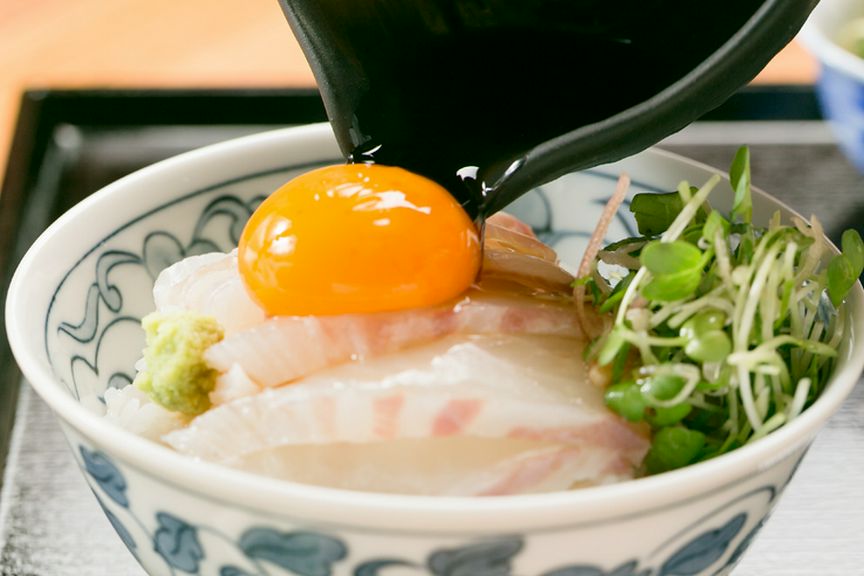 愛媛近海で獲れた新鮮な地魚を堪能できる『南予の鯛飯定食』