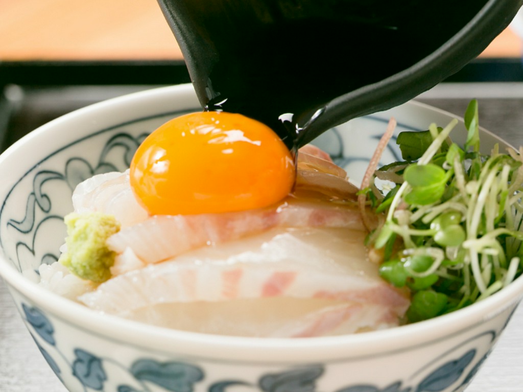 愛媛近海で獲れた新鮮な地魚を堪能できる『南予の鯛飯定食』