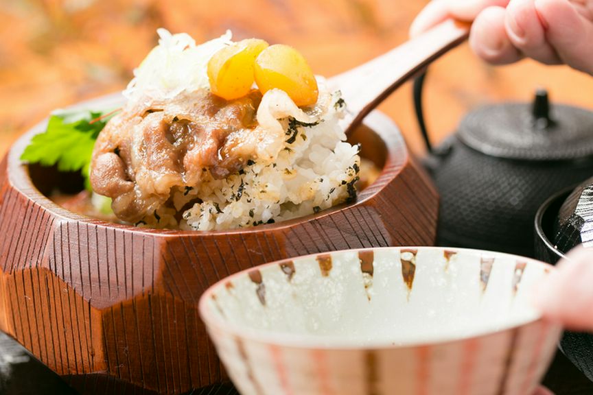 栗と豚肉をひつまぶしで味わう。新感覚丼『とんくりまぶし』