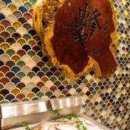 【鉄焼酒房　蜂ヤ　本店】では、地元広島でとれた旬の食材をメインに使った鉄板焼き・お好み焼き・生け簀料理・寿司・炉端焼きなど、様々な料理をリーズナブルな価格で楽しむことができます。